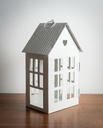 Farol para vela con forma de casa de metal color blanco • 13,5 × 10,5 × 23 cm