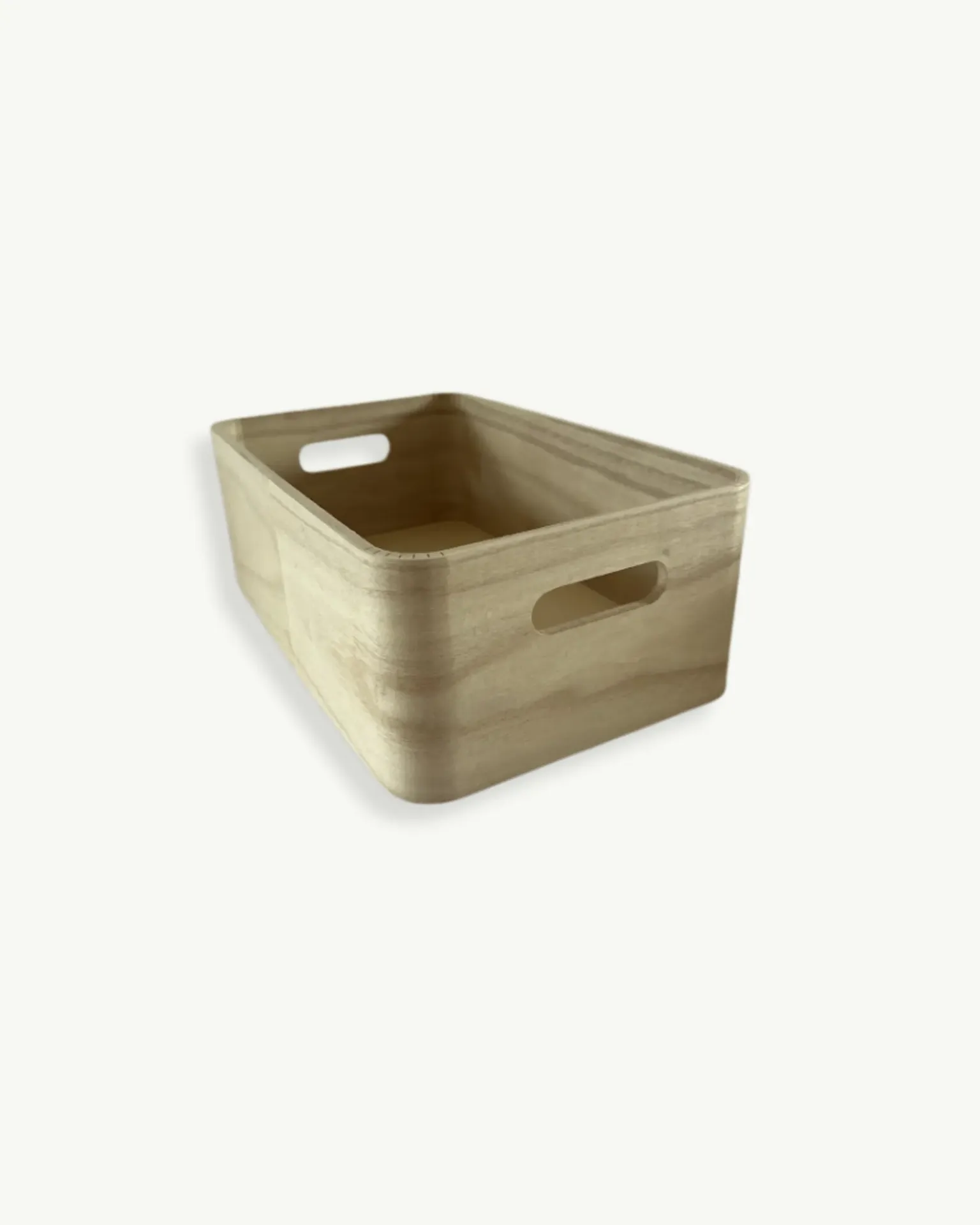 Caja rectangular de madera con esquinas redondeadas y asas